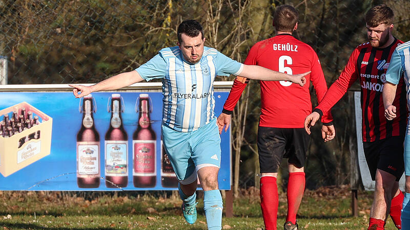 inen Moment unbewacht, macht der Wallenfelser Matthias Zeitler den Treffer zum 1:2. inen Moment unbewacht, macht der Wallenfelser Matthias Zeitler den Treffer zum 1:2.