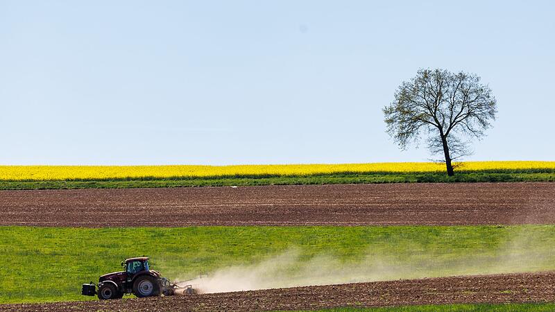Landwirt bearbeitet Acker Landwirt bearbeitet Acker