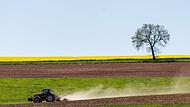 Landwirt bearbeitet Acker