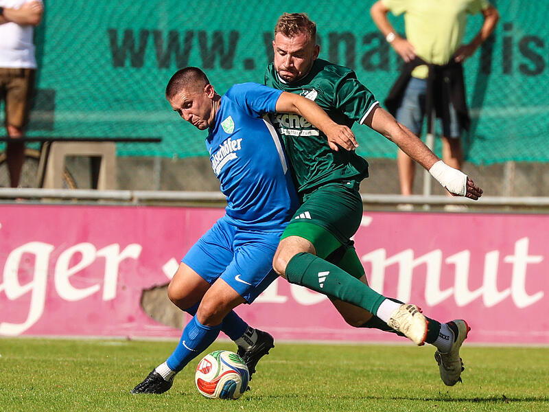 Voller Einsatz des Friesener Torsch&uuml;tzen Rico Nassel (gr&uuml;nes Trikot)  im Zweikampf mit Fabian Gratzke.