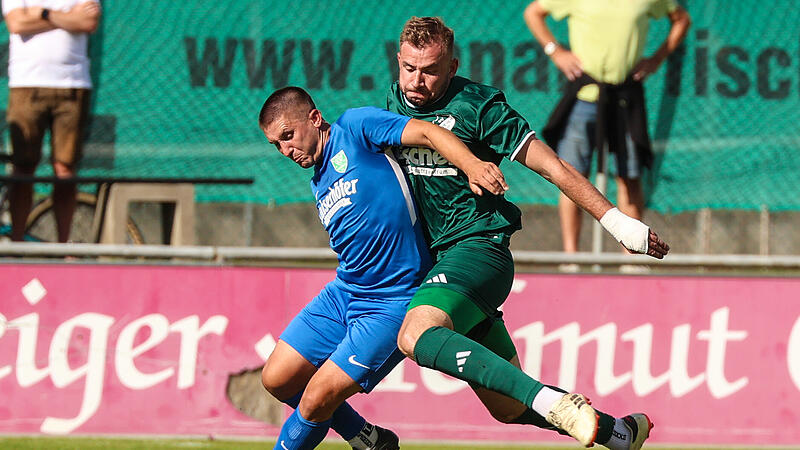 Voller Einsatz des Friesener Torsch&uuml;tzen Rico Nassel (gr&uuml;nes Trikot)  im Zweikampf mit Fabian Gratzke.