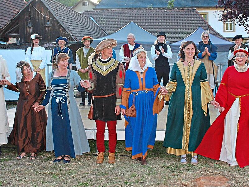 Die Barocktanzgruppe (vorne) &uuml;berbr&uuml;ckte in pr&auml;chtigen Kost&uuml;men die Pausen auch visuell. Die Schauspieler (dahinter) bekamen genauso lang anhaltenden Applaus. Thomas Weichert