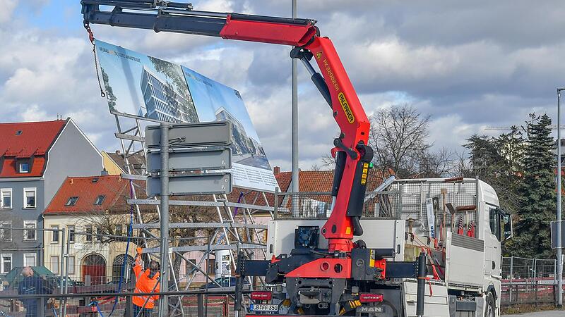 Ein Kran montiert das Bauschild an der Annastra&szlig;e ab &ndash; zur Reparatur.