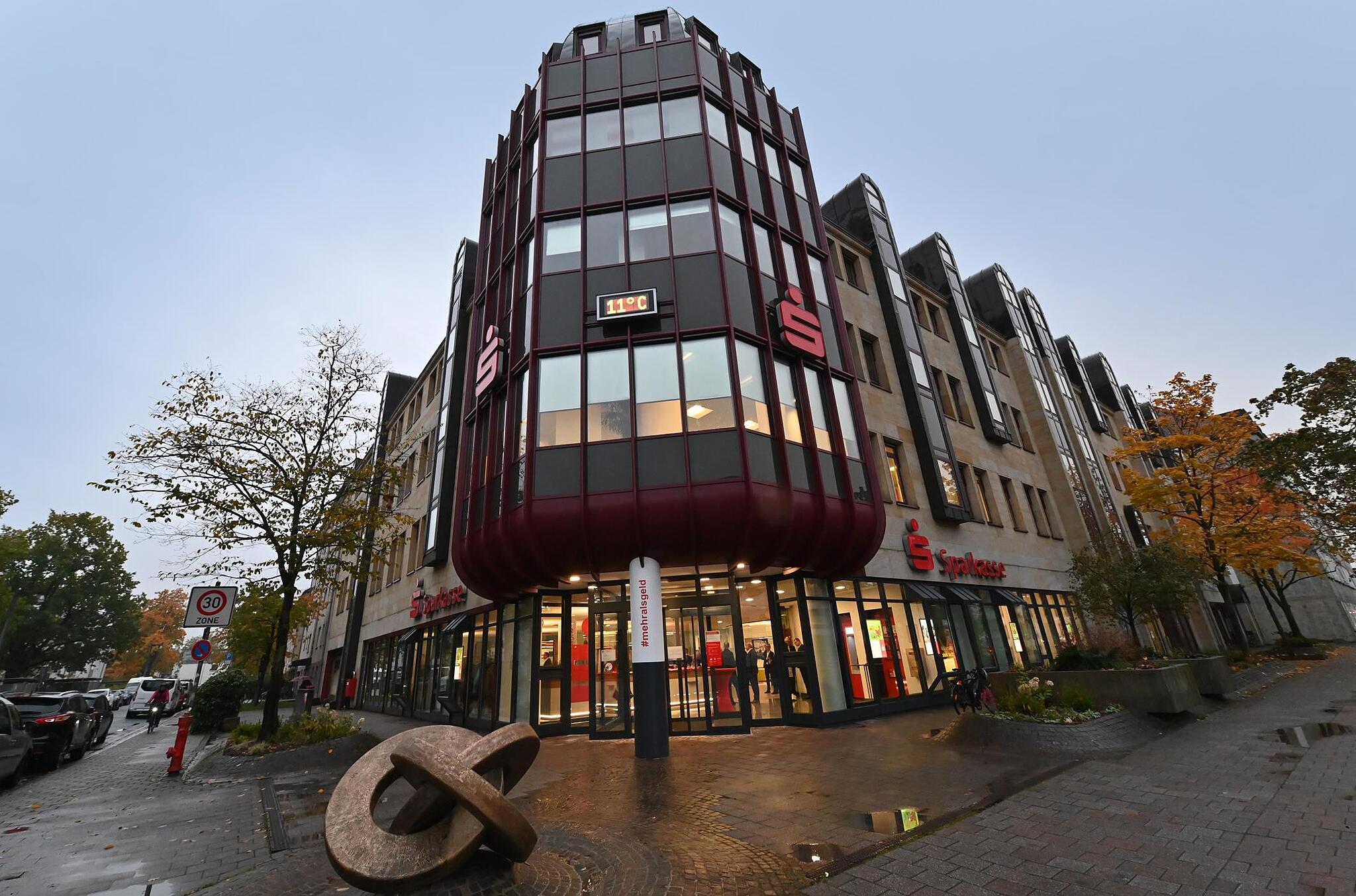 Sparkasse Erlangen weiht neue Bankfiliale als FlagshipStore ein