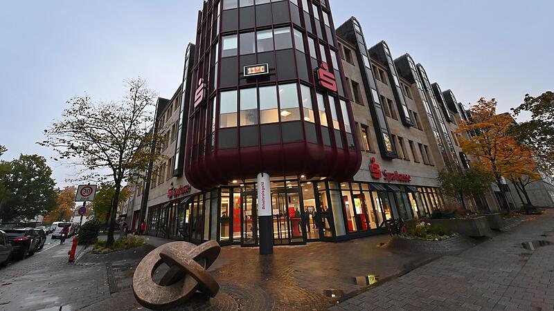 Die Sparkasse hat die Geschäftsstelle „Neue Mitte“ in Erlangen umfassend renovieren lassen. Die Sparkasse hat die Geschäftsstelle „Neue Mitte“ in Erlangen umfassend renovieren lassen.
