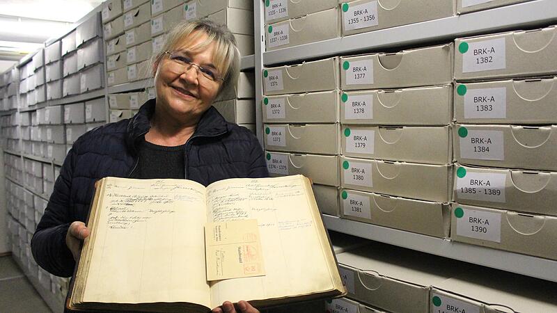 Susanne Karges kümmert sich um die Archive der acht Rhönallianz-Gemeinden. Hier zeigt sie ein Heimatregister der Gemeinde Volkers aus dem Jahr 1842, das im Bad Brückenauer Archiv steht. Susanne Karges kümmert sich um die Archive der acht Rhönallianz-Gemeinden. Hier zeigt sie ein Heimatregister der Gemeinde Volkers aus dem Jahr 1842, das im Bad Brückenauer Archiv steht.