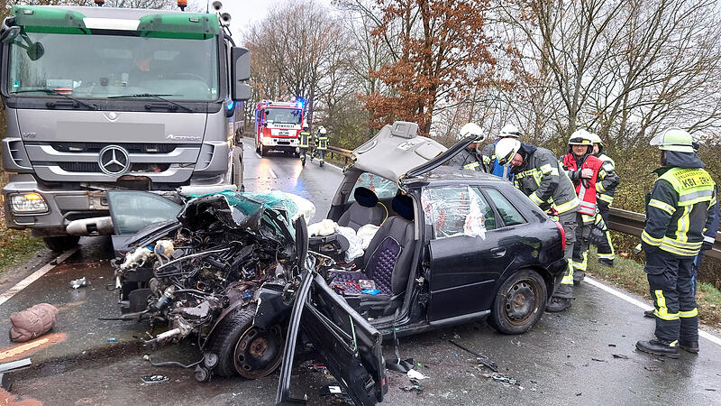Der Fahrer des Audi wurde bei dem Unfall auf der B470 zwischen Gremsdorf und Höchstadt tödlich verletzt. Der Fahrer des Audi wurde bei dem Unfall auf der B470 zwischen Gremsdorf und Höchstadt tödlich verletzt.