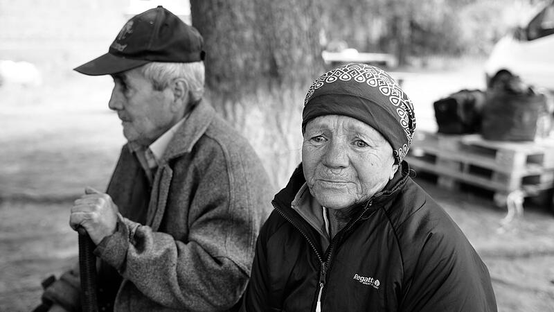 Fassungslos blickt eine Frau in die Kamera, die gerade vor den K&auml;mpfen im Wowtschansk geflohen ist. Die Stadt ist bald nur noch ein Tr&uuml;mmerfeld.