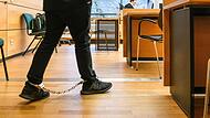 Mit einer Fußfessel wurde die junge Frau vor den Richter geführt.