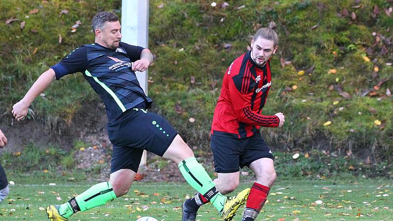 Der 38-jährige Steffen Kessel (schwarzes Trikot) war beim FC Burggrub bereits Spieler, Kapitän, Schriftführer, Vorstandsmitglied und Co-Trainer. Seit dieser Saison ist er Spielertrainer der SG Burggrub/Stockheim II.