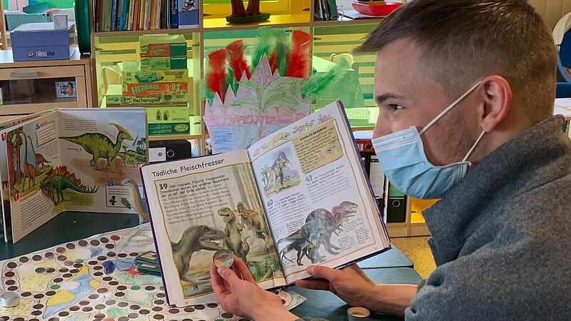 Julian Baumann hat  sich durch die Vorliebe der Kinder in das Thema Dinosaurier eingearbeitet.Forchheim & Fränkische Schweiz