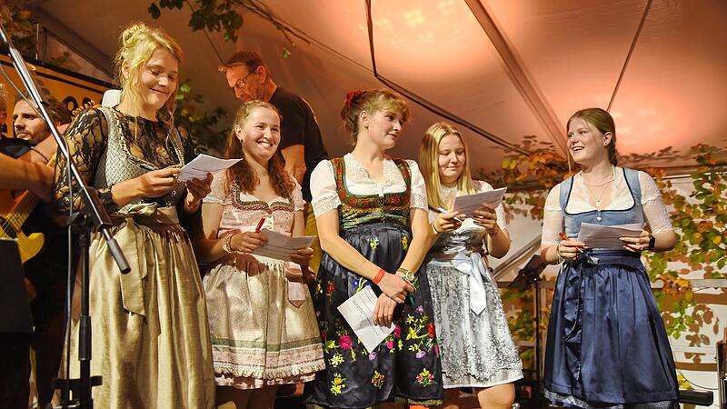 Die fünf Weinkönigin-Kandidatinnen, in der Mitte die spätere Siegerin Maria Ott-Wagner.Forchheim & Fränkische Schweiz