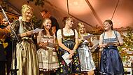 Die fünf Weinkönigin-Kandidatinnen, in der Mitte die spätere Siegerin Maria Ott-Wagner.Forchheim & Fränkische Schweiz Die fünf Weinkönigin-Kandidatinnen, in der Mitte die spätere Siegerin Maria Ott-Wagner.Forchheim & Fränkische Schweiz