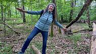 Balancieren auf einem Baumstamm: Lisa Lechner lädt beim Waldbaden zu verschiedensten natürlichen Erlebnissen ein.