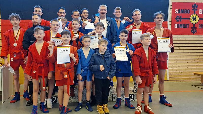 Unser Bild zeigt die Sambo-Mannschaft des TSV Bad Kissingen bei der Deutschen Pokalmeisterschaft in Berlin. Mit insgesamt f&uuml;nf Titel war der Wettkampf sehr erfolgreich.
