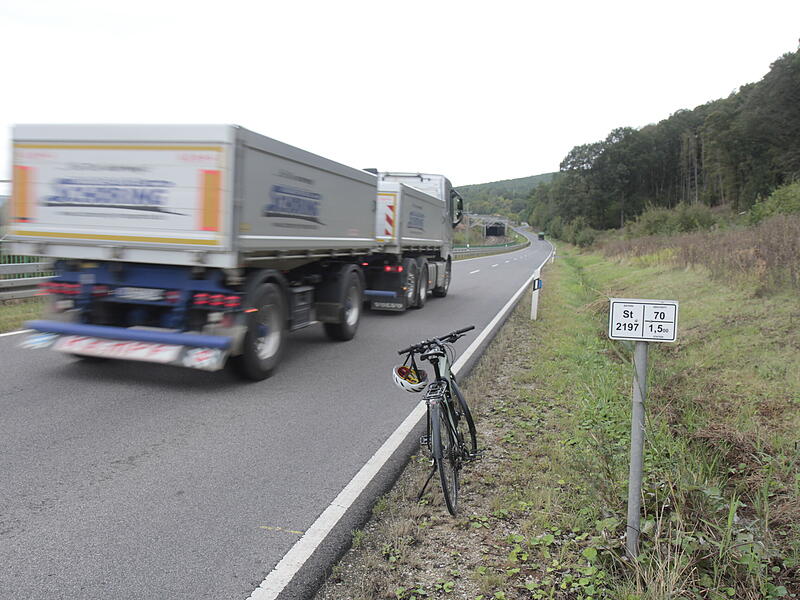 Wer zwischen Unteroberndorf und Zapfendorf mit dem Rad unterwegs ist, wird auch regelm&auml;&szlig;ig von Lkw &uuml;berholt.