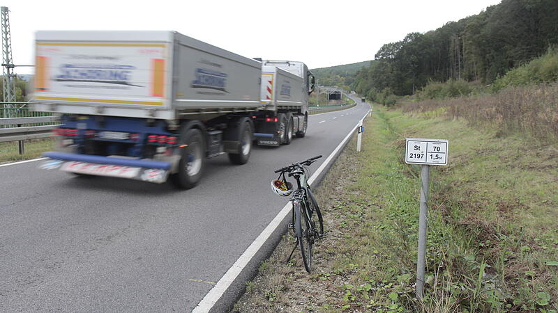 Wer zwischen Unteroberndorf und Zapfendorf mit dem Rad unterwegs ist, wird auch regelm&auml;&szlig;ig von Lkw &uuml;berholt.