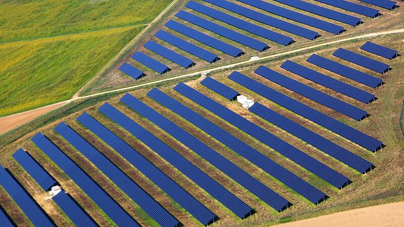 &Auml;hnlich dieser Freifl&auml;chen-Photovoltaik-Anlage soll in Aurachtal ein neues Areal f&uuml;r Sonnenergie entstehen.