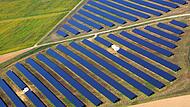 Ähnlich dieser Freiflächen-Photovoltaik-Anlage soll in Aurachtal ein neues Areal für Sonnenergie entstehen.