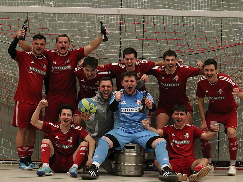 Die SG Wei&szlig;enbrunn/Theisenort durfte sp&auml;t in der Nacht ihren Turniersieg feiern.