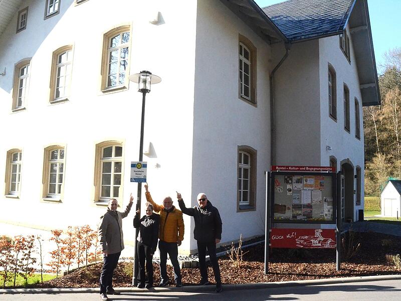 Die Rufbus-Haltestelle an der Rentei in Stockheim war eines der Projekte der Seniorenarbeitsgemeinschaft. Das Bild zeigt (von links) Bürgermeister Daniel Weißerth, SAGS-Sprecher Rainer Kraus, Kultur- und Veranstaltungsmanagerin Wiebke Gressmann ... Die Rufbus-Haltestelle an der Rentei in Stockheim war eines der Projekte der Seniorenarbeitsgemeinschaft. Das Bild zeigt (von links) Bürgermeister Daniel Weißerth, SAGS-Sprecher Rainer Kraus, Kultur- und Veranstaltungsmanagerin Wiebke Gressmann ...