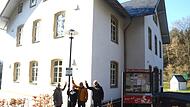 Die Rufbus-Haltestelle an der Rentei in  Stockheim  war eines der Projekte der Seniorenarbeitsgemeinschaft. Das Bild zeigt (von links) B&uuml;rgermeister Daniel Wei&szlig;erth, SAGS-Sprecher Rainer Kraus, Kultur- und Veranstaltungsmanagerin Wiebke Gressmann ...