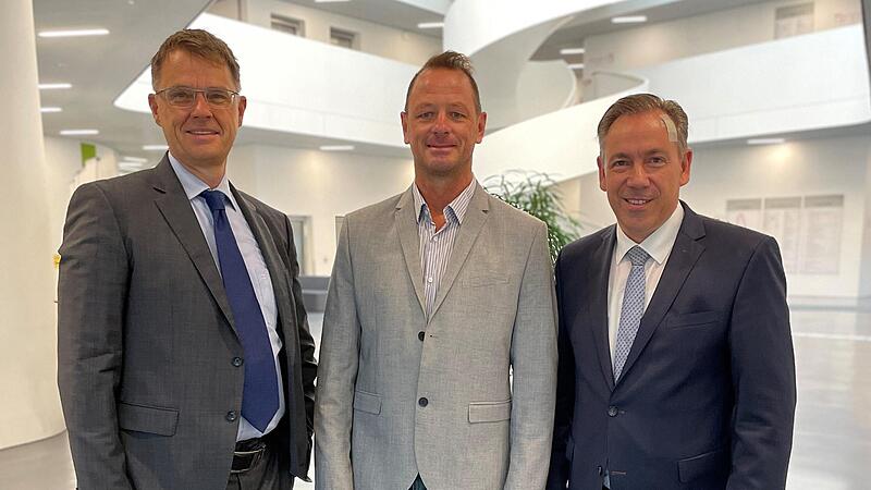 Expertise in Chirurgie und Notfallmedizin f&uuml;r das Kreiskrankenhaus in H&ouml;chstadt: Landrat Alexander Tritthart (rechts) und Thomas Menter (links) begr&uuml;&szlig;en Ron Wachter im Landratsamt.
