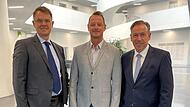 Expertise in Chirurgie und Notfallmedizin für das Kreiskrankenhaus in Höchstadt: Landrat Alexander Tritthart (rechts) und Thomas Menter (links) begrüßen Ron Wachter im Landratsamt.