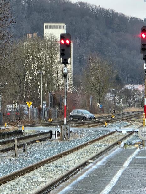 Auto landet auf Bahngleisen