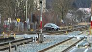 Auto landet auf Bahngleisen