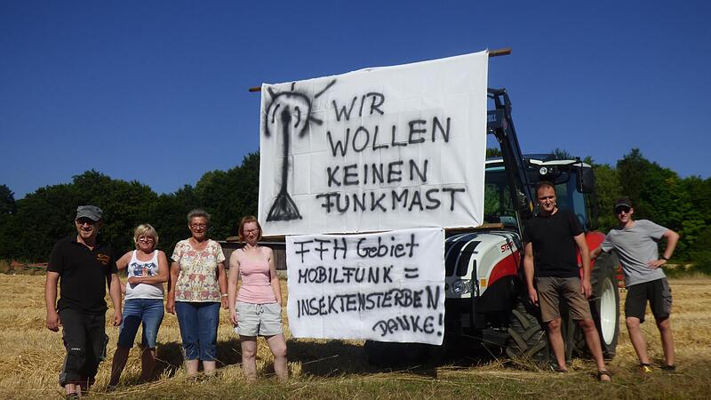 Die Marktgemeinder&auml;te wurden beim Ortstermin in Moritz von Anliegern mit einer Protestaktion gegen den Funkmastbau nahe ihres Dorfes empfangen.Forchheim & Fr&auml;nkische Schweiz