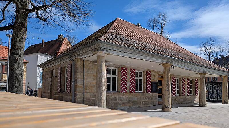 Bis zum Sp&auml;tsommer soll es losgehen - dann gibt es wieder Tische, Trubel und Leckereien an der Alten Wache.