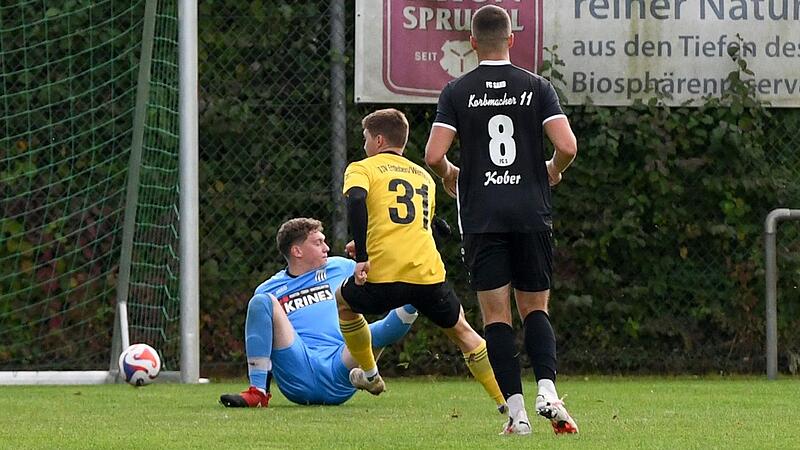 Tim Rottmann schiebt den Ball am Sander Torwart Nils Nibur vorbei und trifft zur 1:0-F&uuml;hrung f&uuml;r den TSV Ettleben.