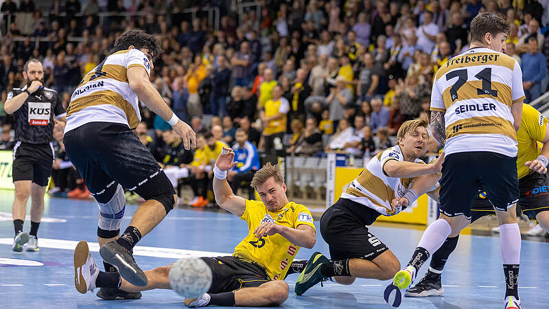 Zur&uuml;ck auf dem harten Boden der Tatsachen: Jakob Knauer (gelbes Trikot) und der HSC 2000 Coburg musste sich geschlagen geben.