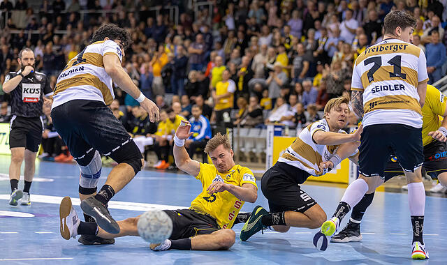 Zurück auf dem harten Boden der Tatsachen: Jakob Knauer (gelbes Trikot) und der HSC 2000 Coburg musste sich geschlagen geben.