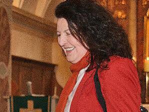 Der Leiterin der evangelischen Kindertagesstätte, Aurelia Wagner, überreichte Dekan Oliver Bruckmann zum 40-jährigen Dienstjubiläum eine Urkunde und ein Geschenk. Der Leiterin der evangelischen Kindertagesstätte, Aurelia Wagner, überreichte Dekan Oliver Bruckmann zum 40-jährigen Dienstjubiläum eine Urkunde und ein Geschenk.