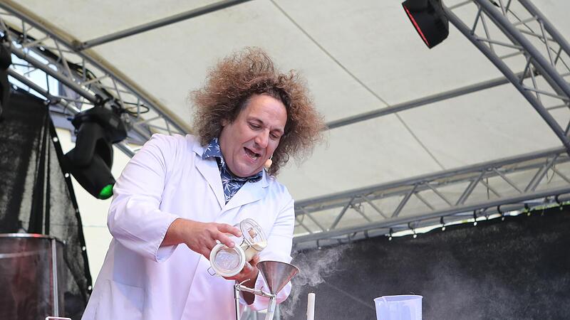 So wird&rsquo;s gemacht: Auf unterhaltsame Weise erkl&auml;rt der quirlige Wissenschaftler seine Experimente.