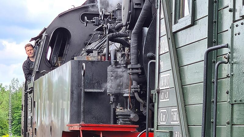Lokf&uuml;hrer Johannes Obenauf dockt an den Waggons an.Forchheim & Fr&auml;nkische Schweiz