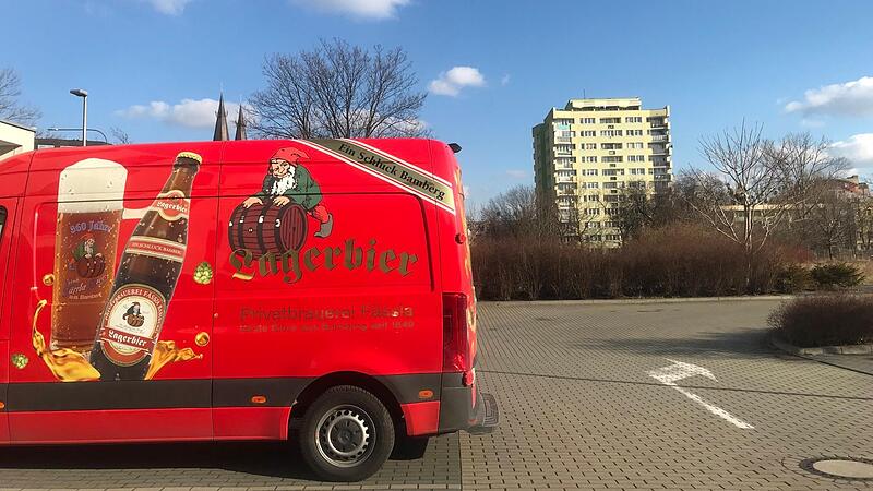 Mit diesem Brauerei-Transporter voller Sachspenden sind zwei junge Bambergerinnen in Richtung ukrainische Grenze unterwegs. Hier machten sie halt im polnischen Breslau.
