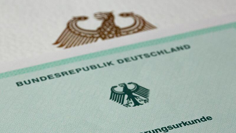 Die Bundesregierung hat sich auf weitere Grundzüge eines neuen Staatsbürgerschaftsrechts mit leichteren Einbürgerungen geeinigt.