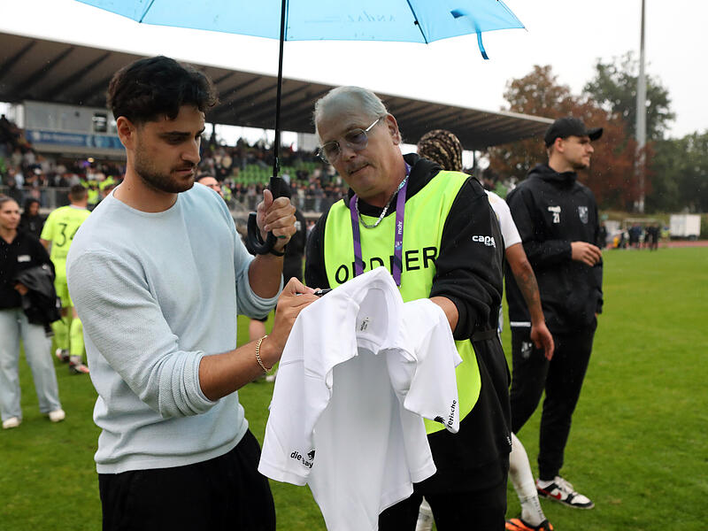 Nach der Begegnung von Delay Sports Berlin gegen den FC Eintracht Bamberg nahm sich Influencer Elias Nerlich noch knapp zwei Stunden Zeit für Fotos und Autogramme. Danach sprach er auch mit fraenkischertag.de.