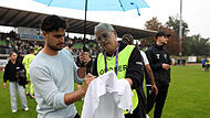 Nach der Begegnung von Delay Sports Berlin gegen den FC Eintracht Bamberg nahm sich Influencer Elias Nerlich noch knapp zwei Stunden Zeit für Fotos und Autogramme. Danach sprach er auch mit fraenkischertag.de.