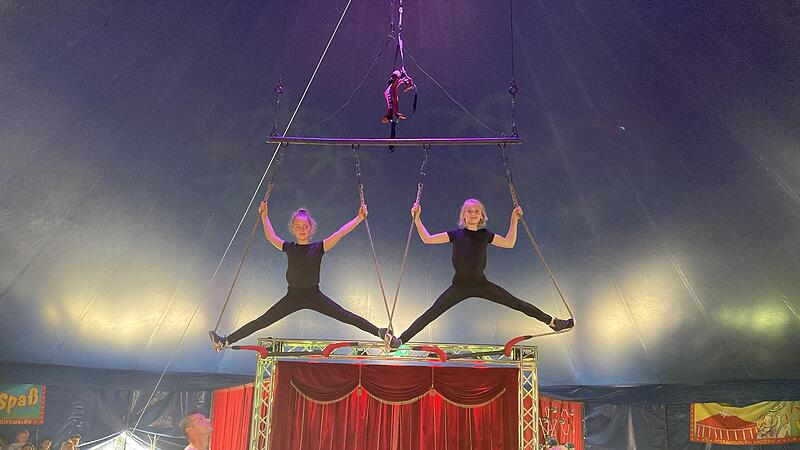 Hoch hinaus ging es f&uuml;r die Trapezk&uuml;nstlerinnen. Mutig und mit einem  Strahlen auf dem Gesicht pr&auml;sentierten die M&auml;dchen ihre Luftnummer.