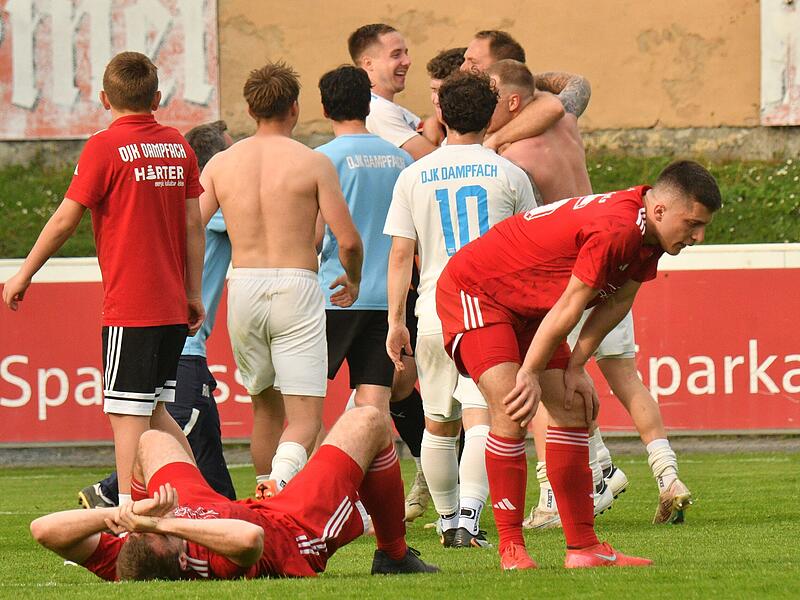 V&ouml;llige Ersch&ouml;pfungen und Niedergeschlagenheit bei den Lichtenfelsern Maximilian Pfadenhauer (links am Boden) und Endrit Mehiqi, w&auml;hrend im Hintergrund bei den Dampfchern die Freude &uuml;bersprudelt.