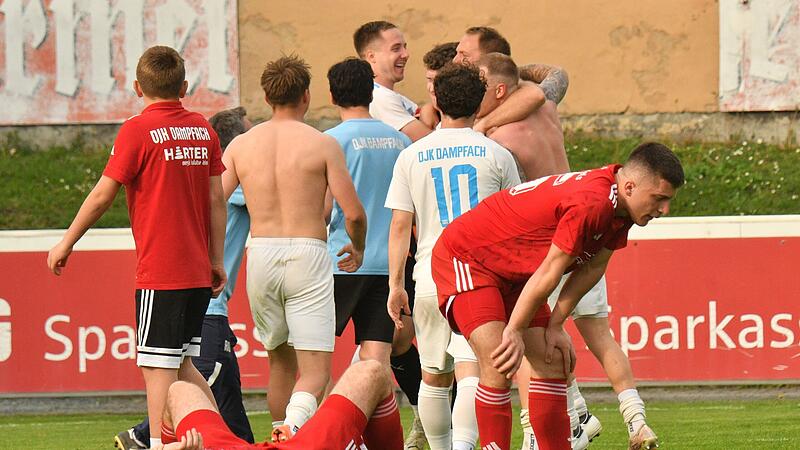 V&ouml;llige Ersch&ouml;pfungen und Niedergeschlagenheit bei den Lichtenfelsern Maximilian Pfadenhauer (links am Boden) und Endrit Mehiqi, w&auml;hrend im Hintergrund bei den Dampfchern die Freude &uuml;bersprudelt.