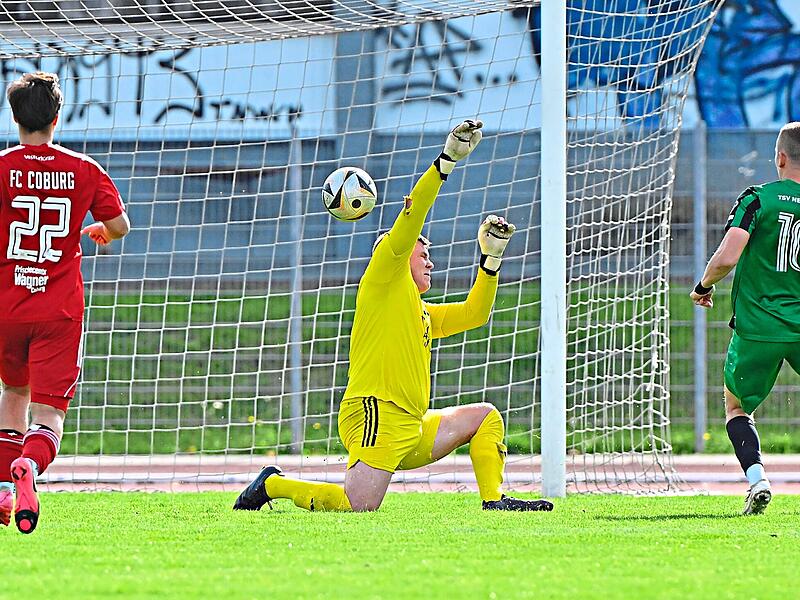 Dreimal bezwang der Neukenrother Jonas Nickol den Coburger Keeper Luis Krempel.