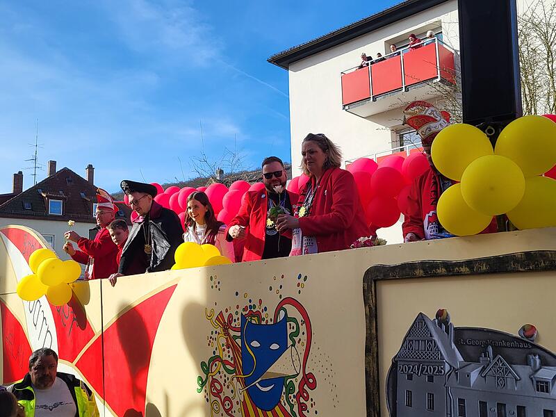 Viel los war am Faschingsdienstag, 4. März 2025, beim Faschingszug in Bad Brückenau.