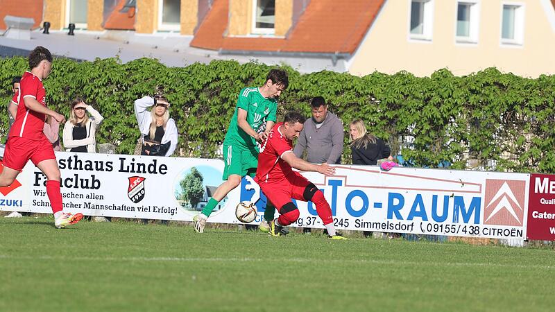 Schnaittachs Oliver Leykauf (re.) stemmt sich im Zweikampf gegen Wei&szlig;enohes Fabian G&ouml;bel.Forchheim & Fr&auml;nkische Schweiz