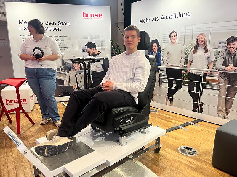 Brose hatte auf der Studienmesse einen Fahrzeugsitz mit technischem Schnick Schnack aufgebaut. Die Besucher konnten sich selbst im Sitzen &uuml;berzeugen.