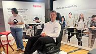 Studienmesse 2026 Brose hatte auf der Studienmesse einen Fahrzeugsitz mit technischem Schnick Schnack aufgebaut. Die Besucher konnten sich selbst im Sitzen überzeugen.